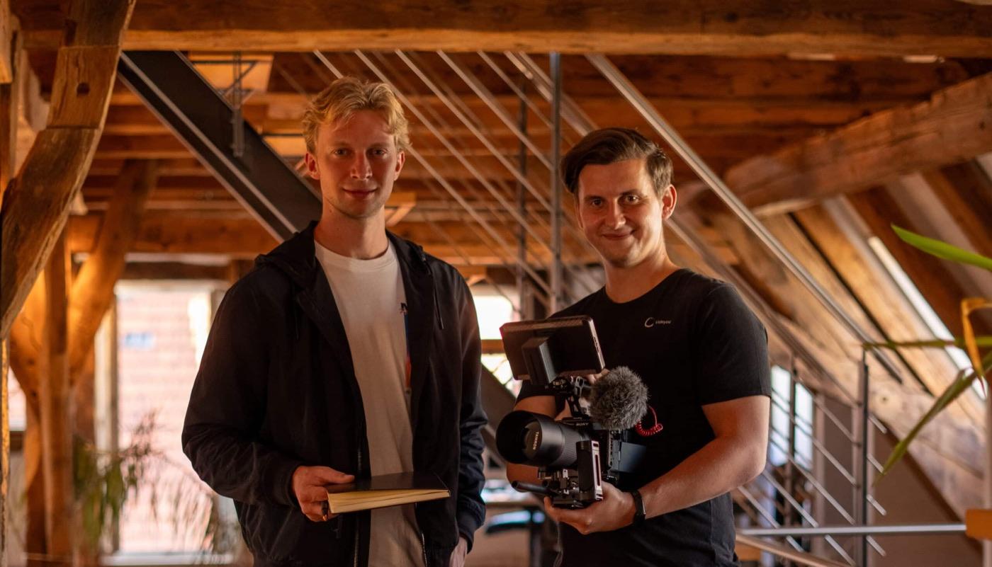 Zwei Männer mit Filmkamera im Videyou-Studio